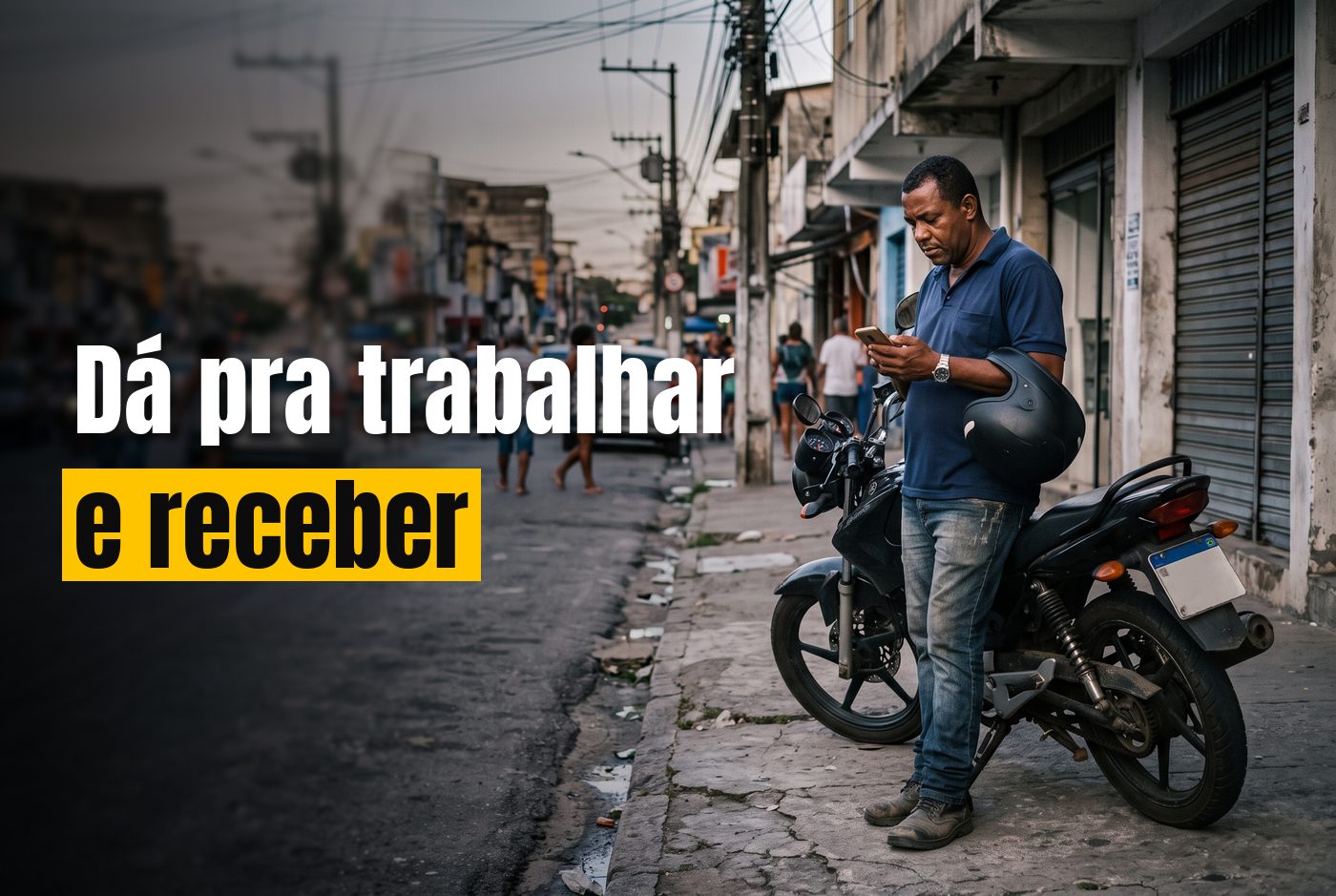 Trabalhador com o capacete pendurado no braço, apoiado na moto que usa para ir ao trabalho, olhando o celular