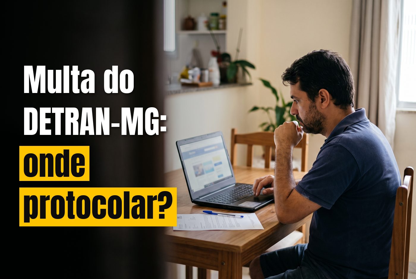 Motorista em casa acessando o site do órgão no notebook, com a notificação de multa impressa ao lado do teclado