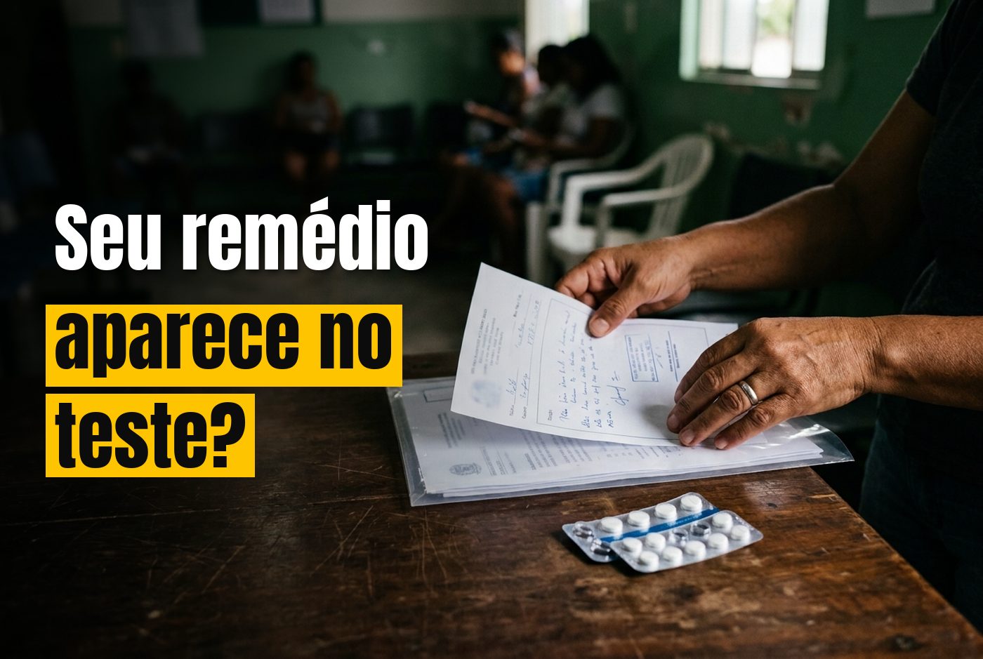 Mãos organizando uma receita médica e um relatório numa pasta transparente, com uma cartela de comprimidos ao lado