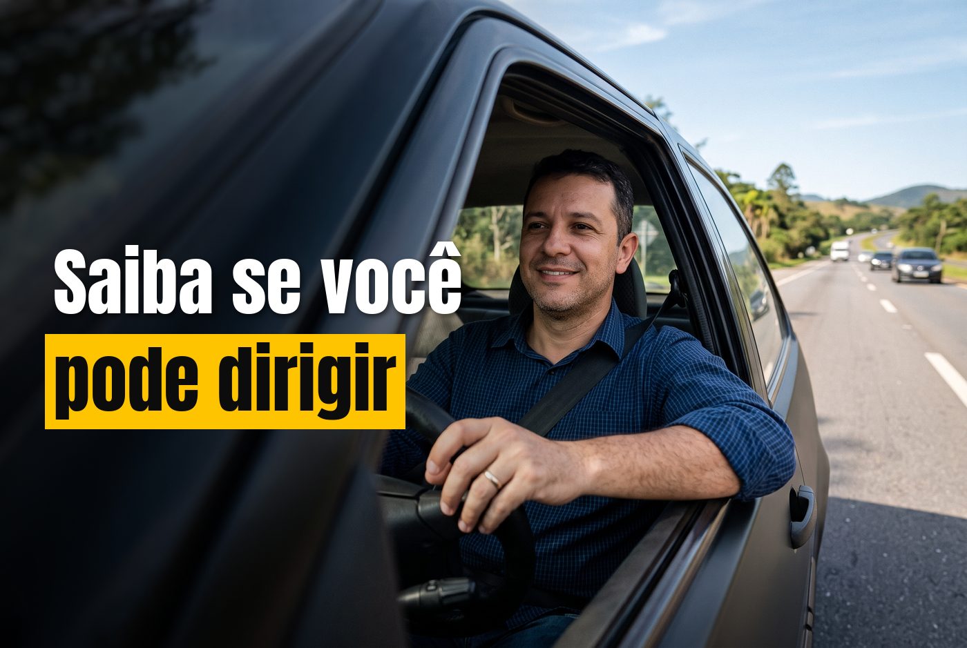 Homem sorrindo ao volante em uma rodovia durante o dia, dirigindo tranquilo com o caso resolvido